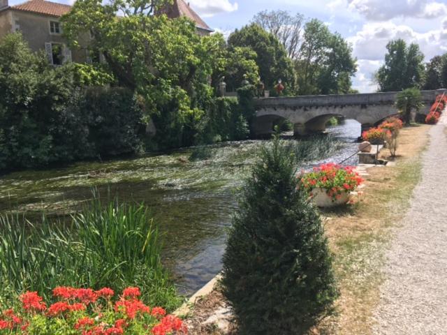 Verteuil-sur-Charente Les Halles Chambre D'Hotes מראה חיצוני תמונה