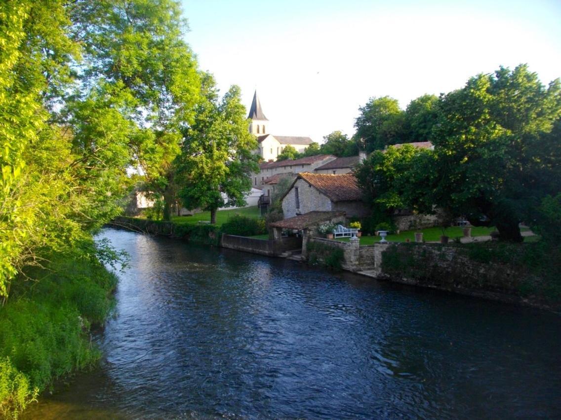 Verteuil-sur-Charente Les Halles Chambre D'Hotes מראה חיצוני תמונה